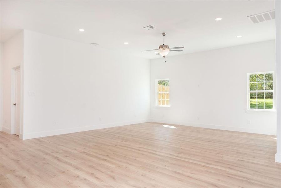Spacious, unfurnished interior of a new home in , Bridgeport (Image 33).