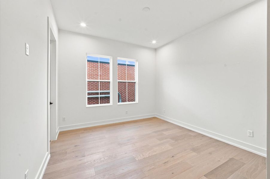 Secondary bedroom.
