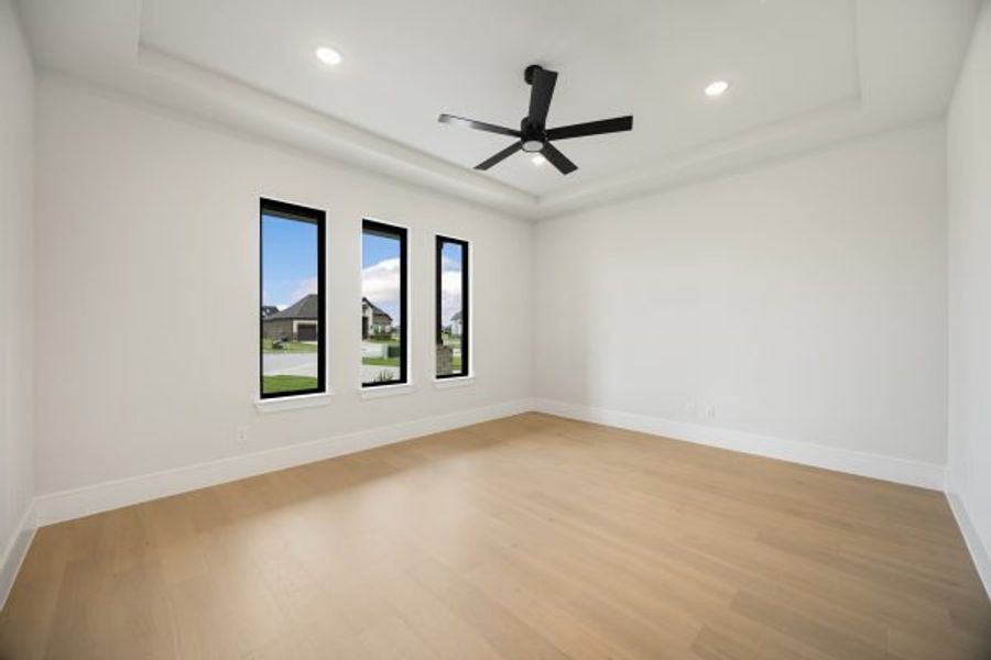 Spacious, unfurnished interior of a new home in Heath Golf and Yacht Club, Heath (Image 60).