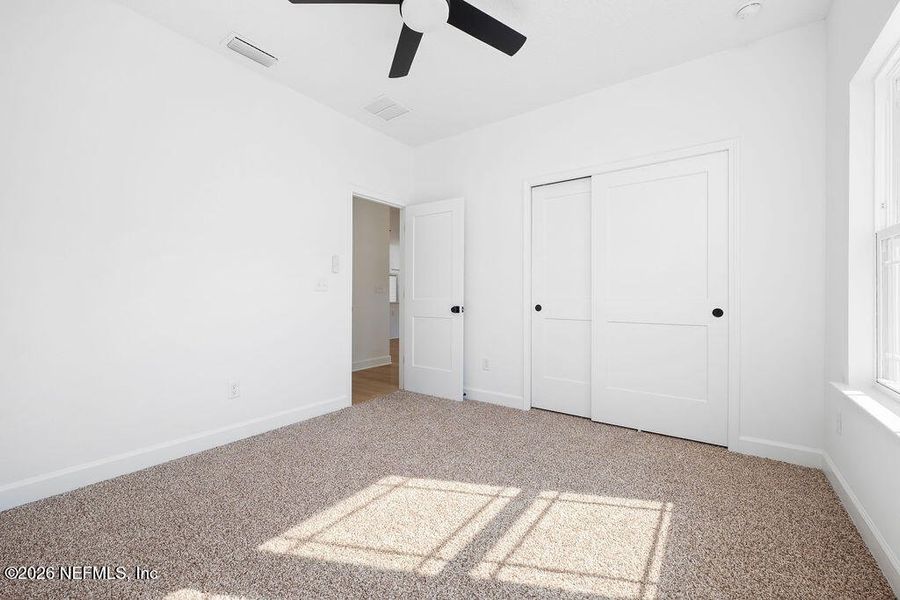 Spacious, unfurnished interior of a new home in , Middleburg (Image 13).