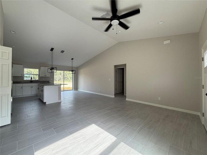 Spacious, unfurnished interior of a new home in , Dunnellon (Image 8).