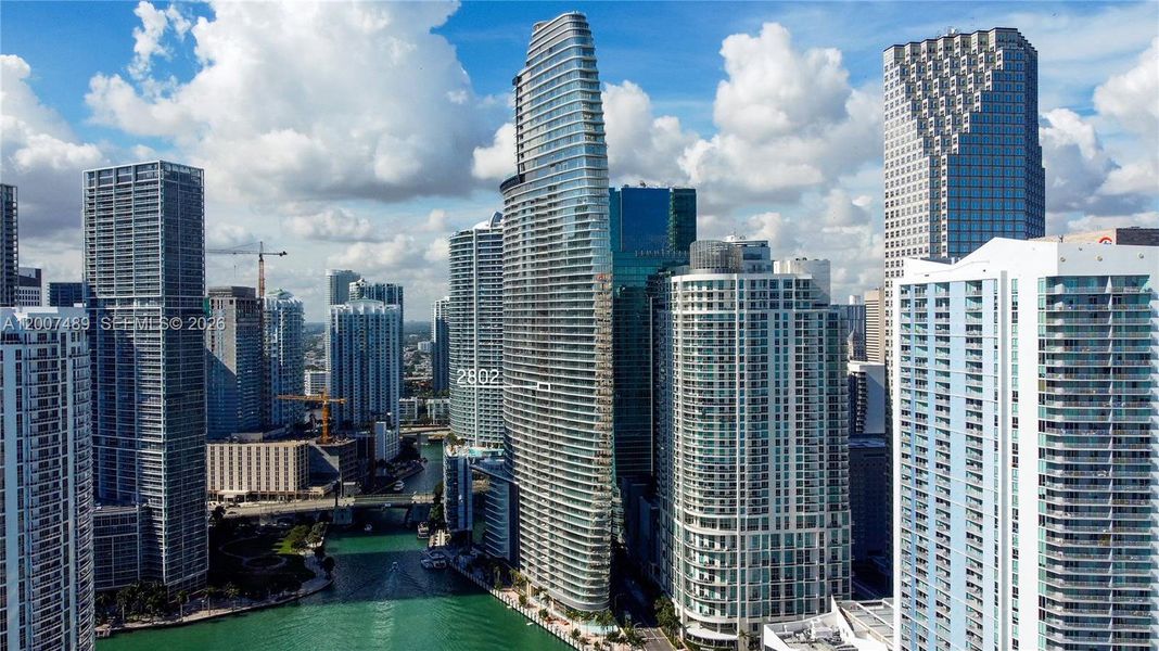 Condo located in Miami, FL showcasing its design and architecture (Image 32).