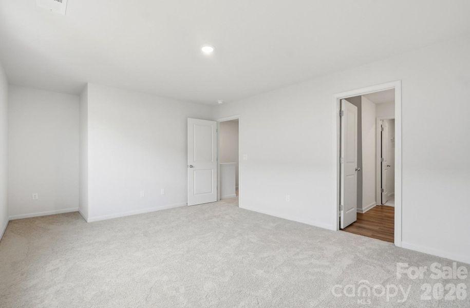 Spacious, unfurnished interior of a new home in Trivium, Newton (Image 18).