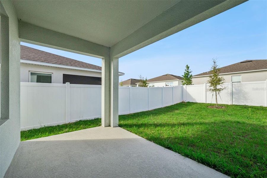Exterior details and patio area of a home in , Tavares (Image 4).