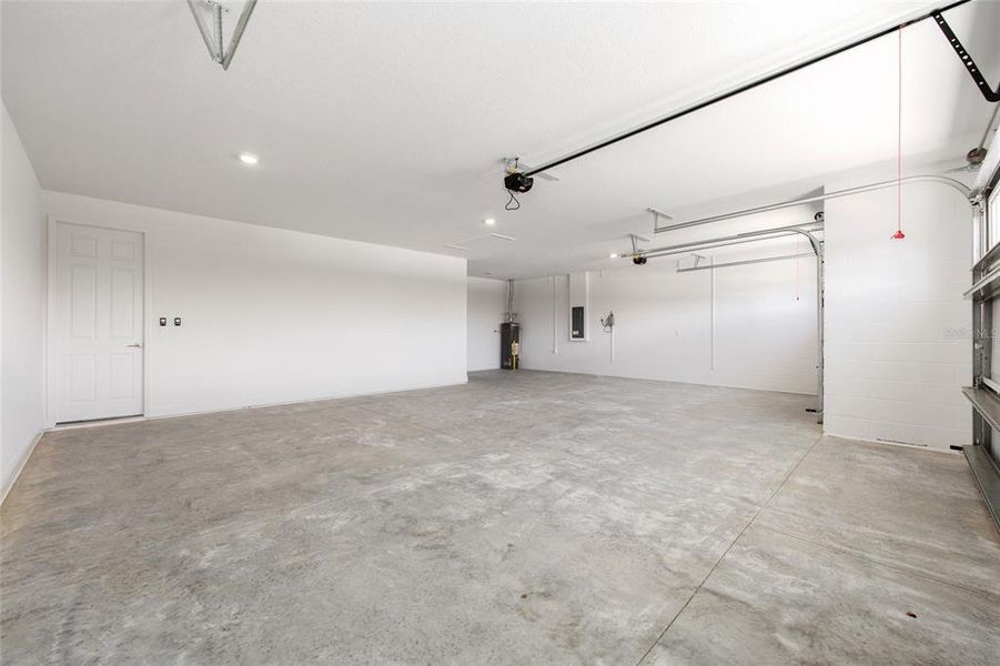 Spacious, unfurnished interior of a new home in , Ocala (Image 37).
