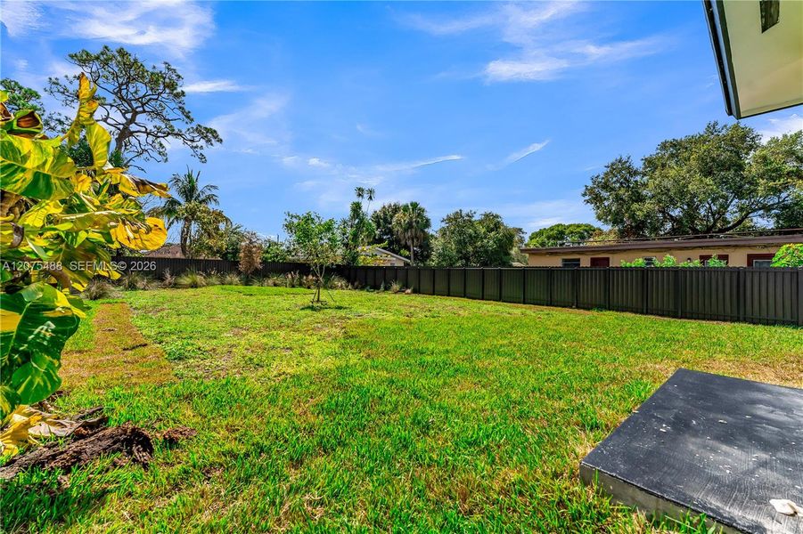 Exterior details and patio area of a home in , Fort Lauderdale (Image 33).