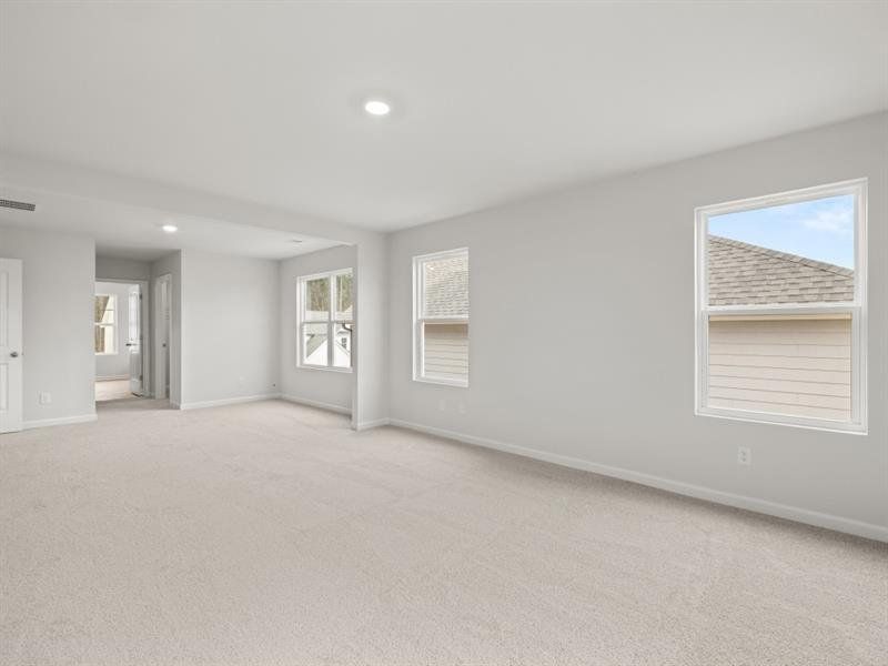 Spacious, unfurnished interior of a new home in Lost Creek, Dallas (Image 16).