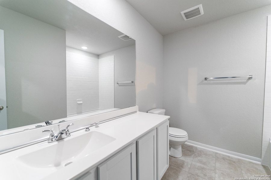 Furnished interior view inside a new home in Hennersby Hollow, San Antonio (Image 6). Furnished interior view inside a new home in Hennersby Hollow, San Antonio (Image 6).