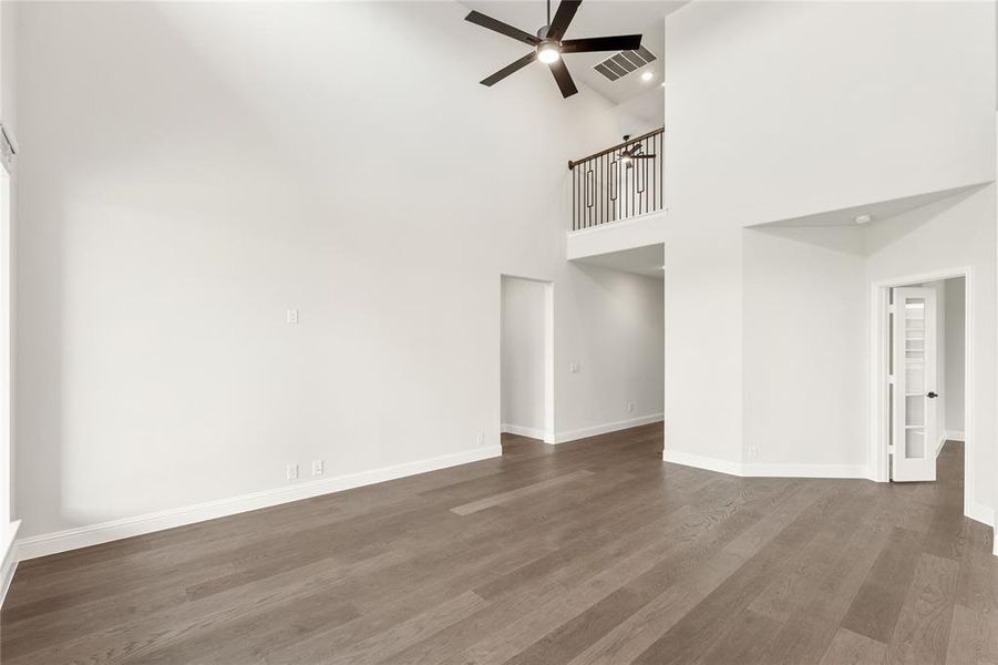 Spacious, unfurnished interior of a new home in Chaparral Park, Oak Point (Image 25). Spacious, unfurnished interior of a new home in Chaparral Park, Oak Point (Image 25).
