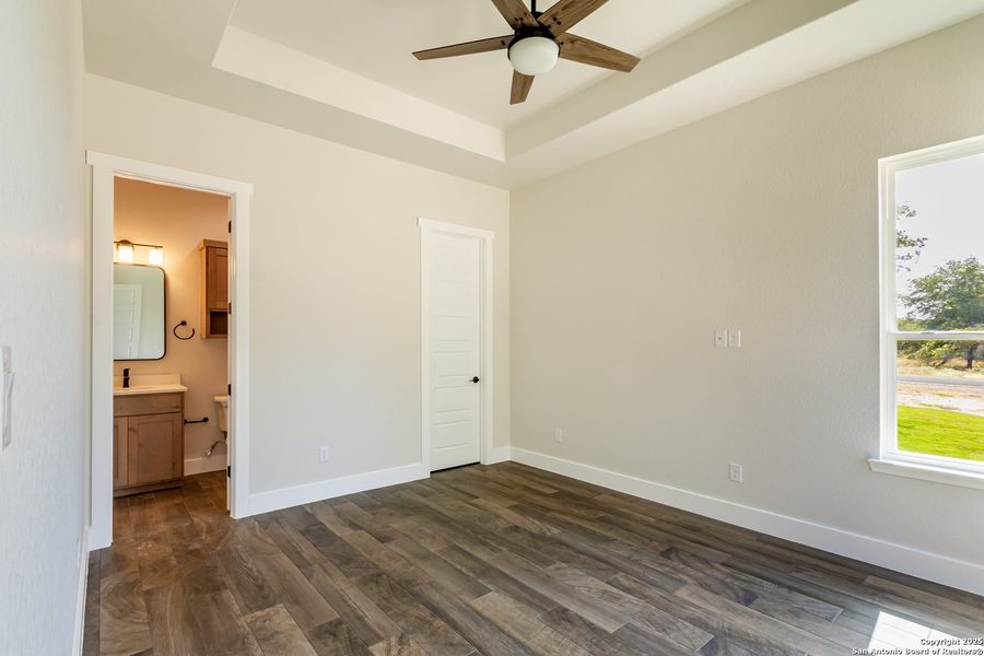 Spacious, unfurnished interior of a new home in , La Vernia (Image 27).