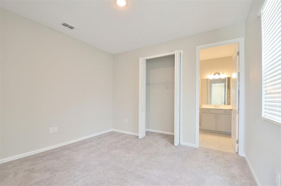 Spacious, unfurnished interior of a new home in Seasons at Eden Hills, Lake Alfred (Image 18).
