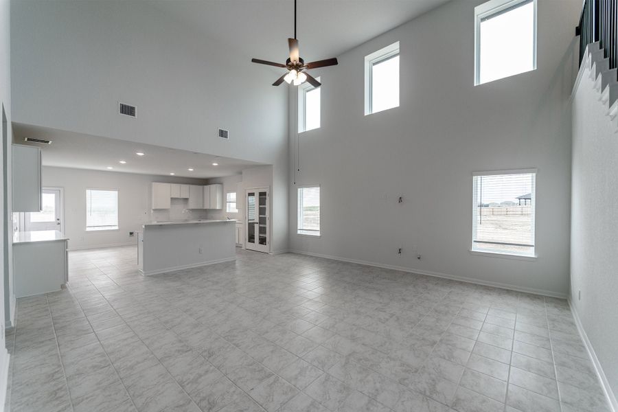 Spacious, unfurnished interior of a new home in Mesa Vista, San Antonio (Image 10).