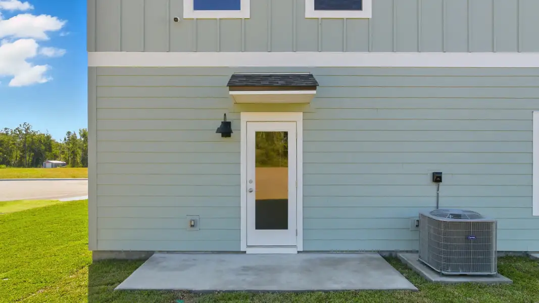 Exterior details and patio area of a home in Abilene Acres, Tallahassee (Image 4).