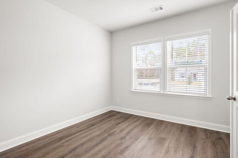 Spacious, unfurnished interior of a new home in Waterways, Richmond Hill (Image 19).