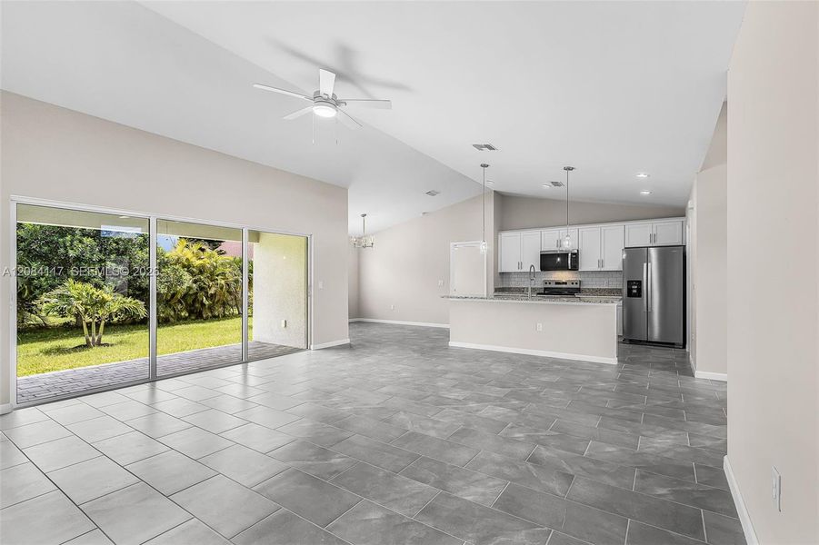 Spacious, unfurnished interior of a new home in , Cape Coral (Image 22).