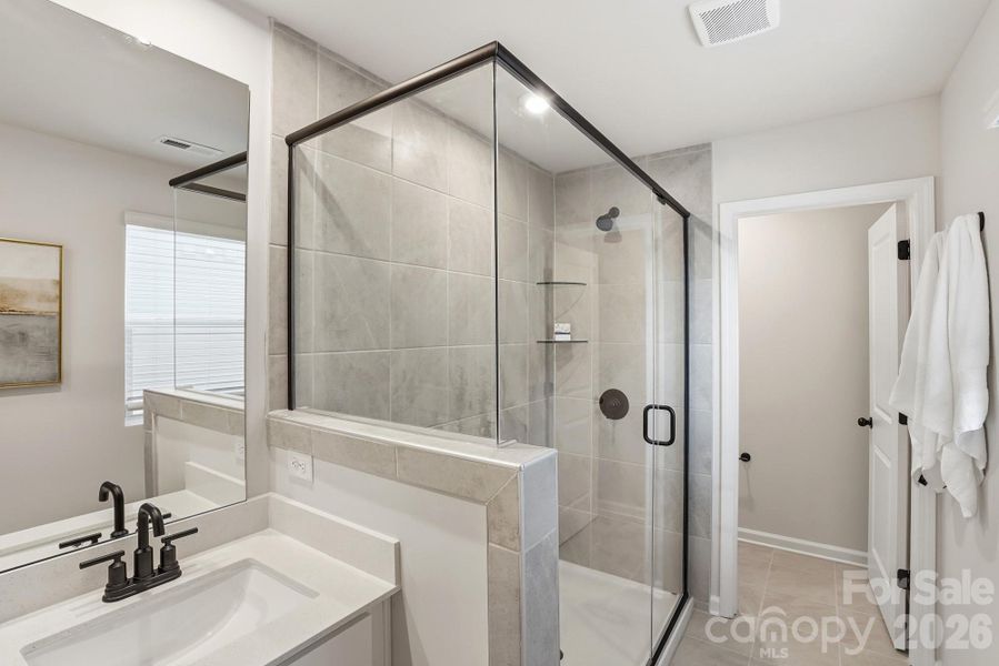 For representation purposes of floorplan only, actual homesite is under construction and design and structural options may vary