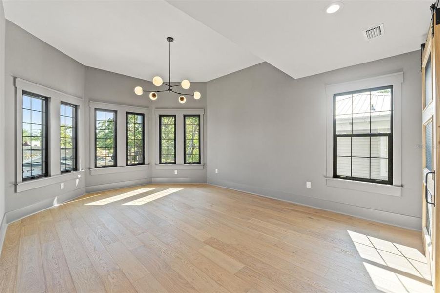 Spacious, unfurnished interior of a new home in , Tampa (Image 23).