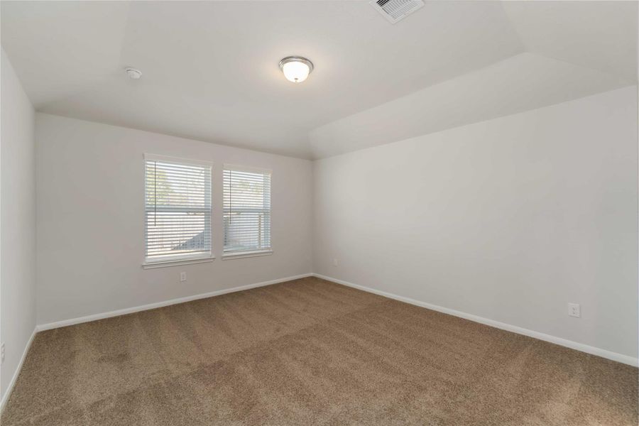 Spacious, unfurnished interior of a new home in Sunrise Cove, Texas City (Image 11).