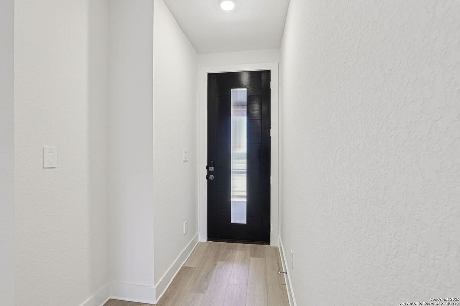 Spacious, unfurnished interior of a new home in Comanche Ridge, San Antonio (Image 33).
