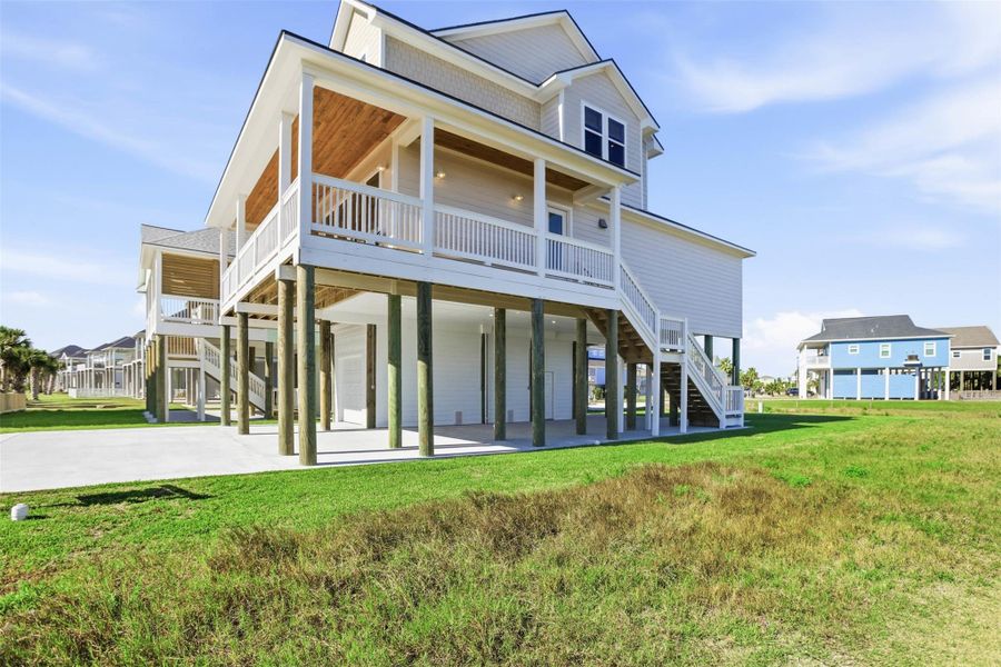 Exterior details and patio area of a home in , Galveston (Image 3).