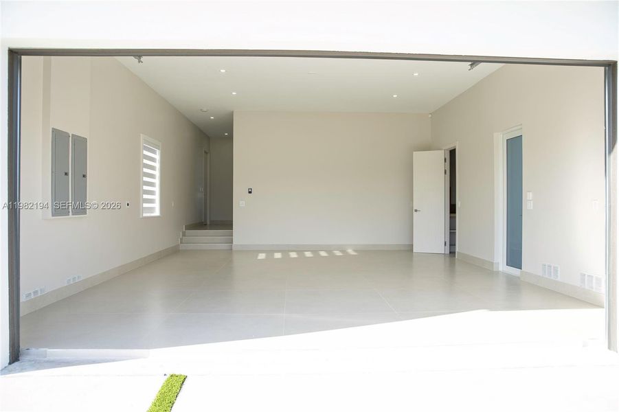 Spacious, unfurnished interior of a new home in , Miami (Image 39).