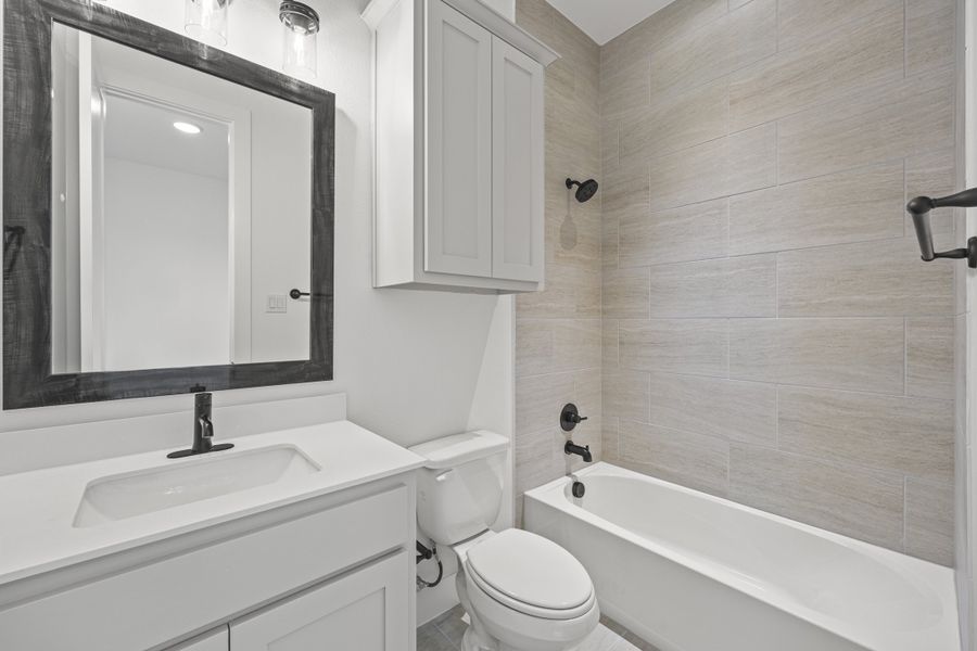 Furnished interior view inside a new home in Winding Creek, Rockwall (Image 19).