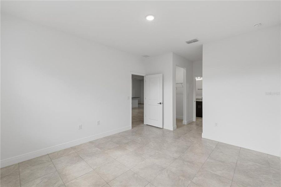 Spacious, unfurnished interior of a new home in , Ocala (Image 13).