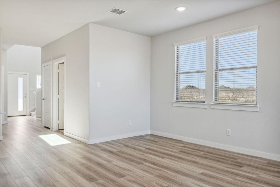 Spacious, unfurnished interior of a new home in Trinity Ranch, Elgin (Image 20).
