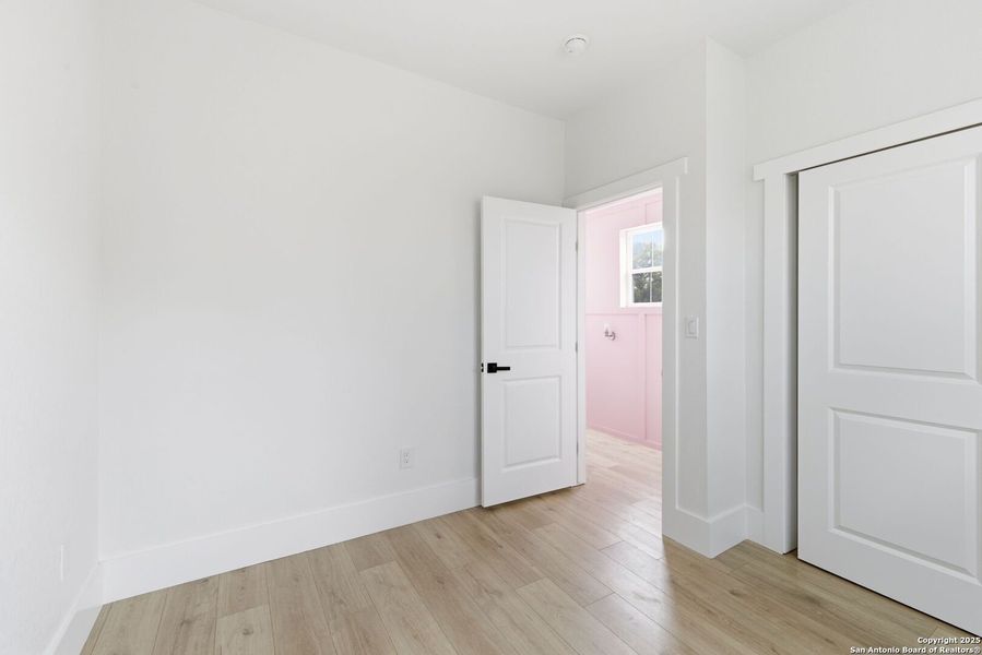 Spacious, unfurnished interior of a new home in , Bandera (Image 21).