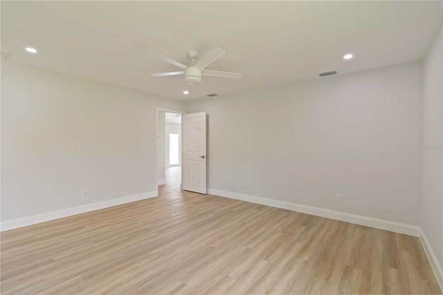 Spacious, unfurnished interior of a new home in , Rotonda West (Image 12).