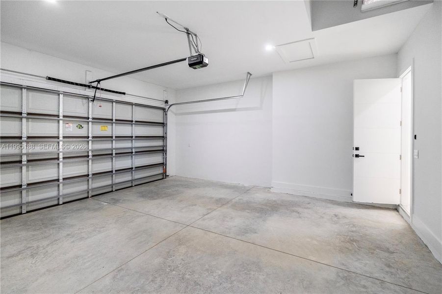 Spacious, unfurnished interior of a new home in , Cape Coral (Image 46).