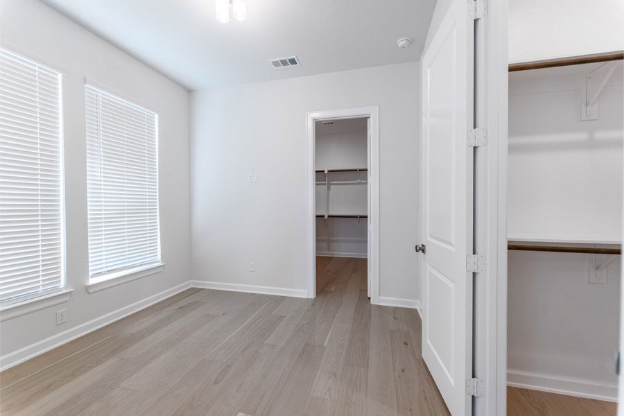 Spacious, unfurnished interior of a new home in Heath Golf & Yacht Club, Heath (Image 24).