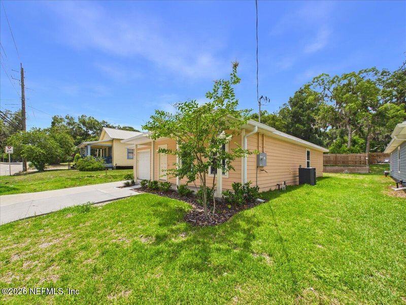 Exterior details and patio area of a home in , Palatka (Image 4).