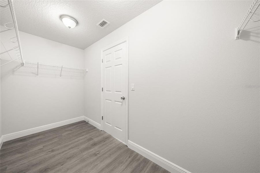 Spacious, unfurnished interior of a new home in , Sebring (Image 38).
