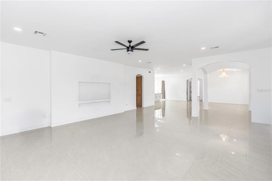 Spacious, unfurnished interior of a new home in , Orlando (Image 38).