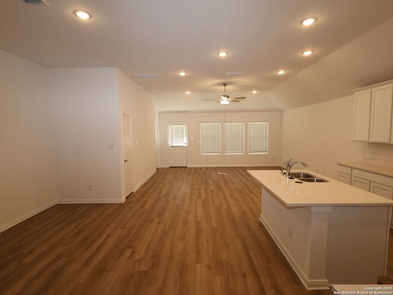Spacious, unfurnished interior of a new home in Blue Ridge Ranch, San Antonio (Image 27).