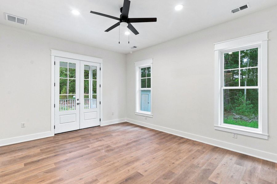 Spacious, unfurnished interior of a new home in , Hollywood (Image 13).