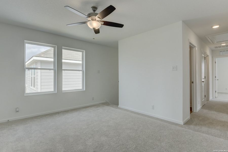 Spacious, unfurnished interior of a new home in Hennersby Hollow, San Antonio (Image 10).