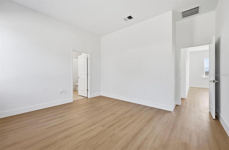Spacious, unfurnished interior of a new home in , Ocala (Image 27).