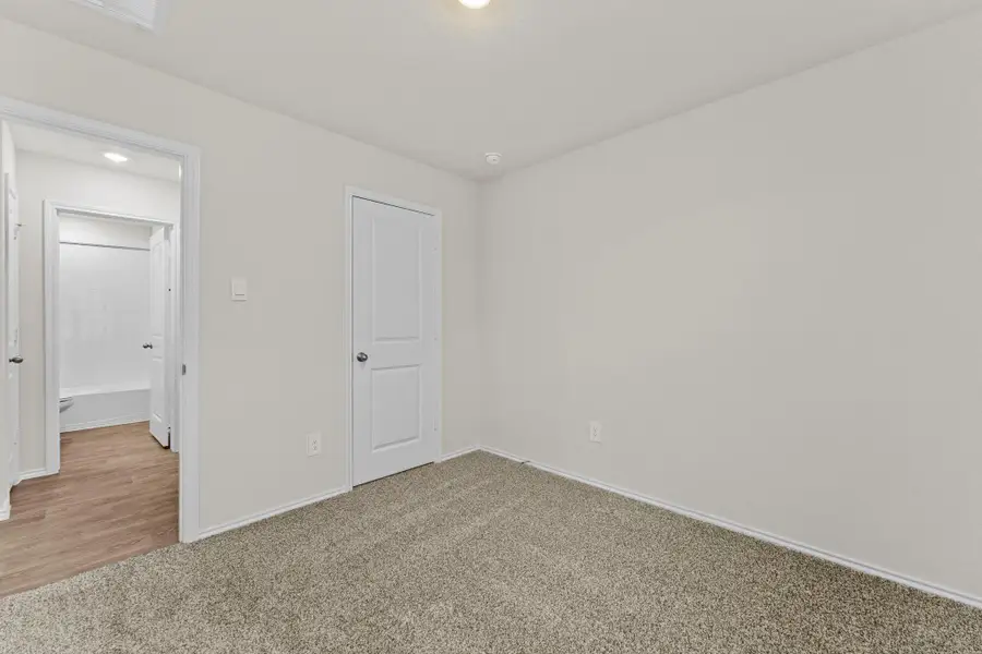 Spacious, unfurnished interior of a new home in Ladera, Luling (Image 18).