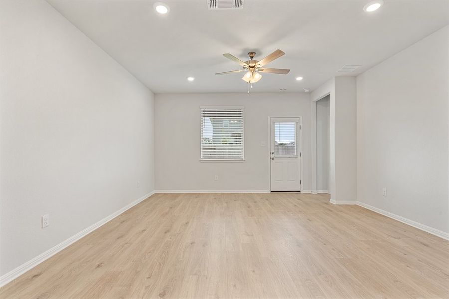 Spacious, unfurnished interior of a new home in Crosswinds, Kyle (Image 9).