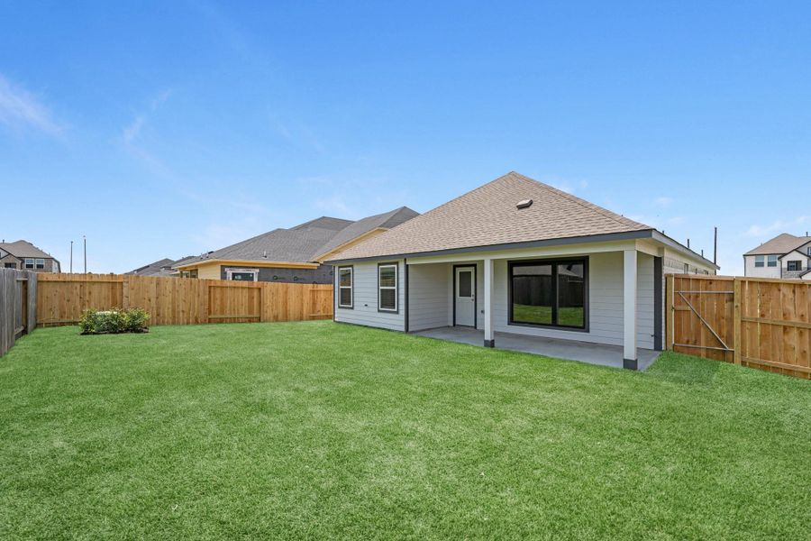 Exterior details and patio area of a home in Huntington Place, Rosharon (Image 13).