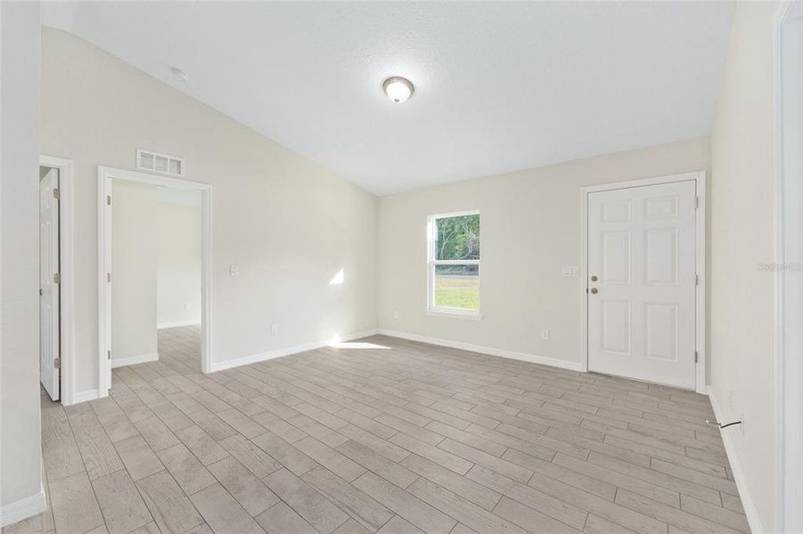 Spacious, unfurnished interior of a new home in , Ocala (Image 14).
