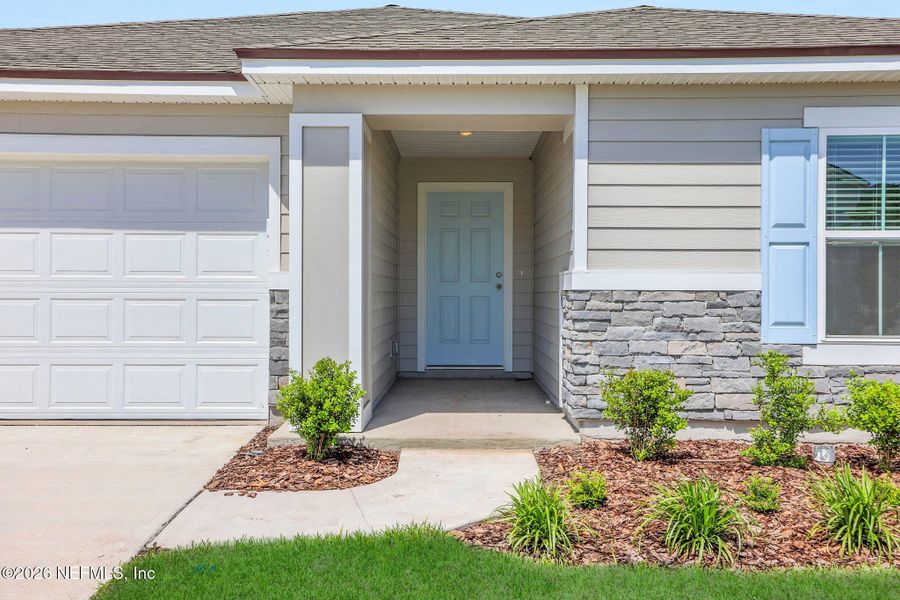 Exterior details and patio area of a home in Diamond Springs, Jacksonville (Image 3).