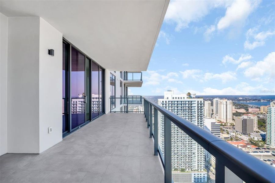 Condo located in St. Petersburg, FL showcasing its design and architecture (Image 3).