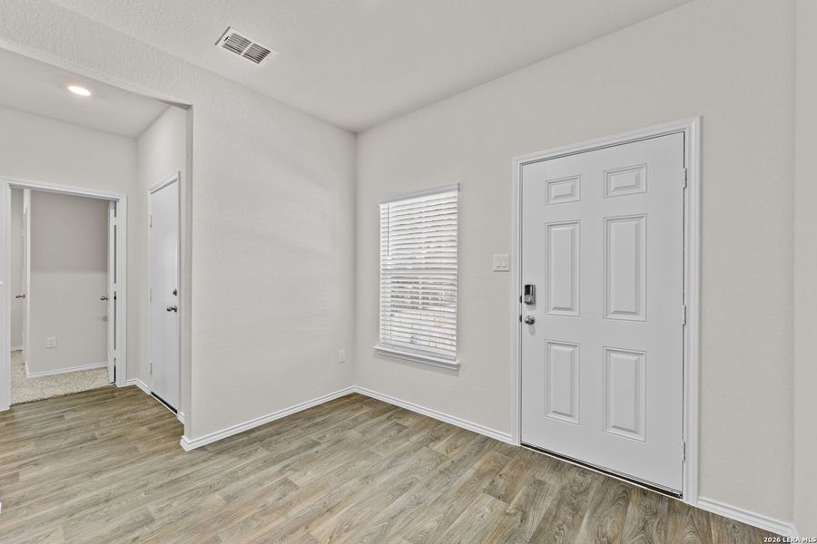 Spacious, unfurnished interior of a new home in Laurel Vistas, San Antonio (Image 11).