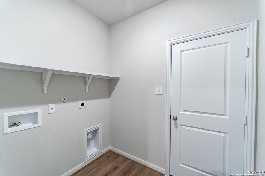 Spacious, unfurnished interior of a new home in Hennersby Hollow, San Antonio (Image 10). Spacious, unfurnished interior of a new home in Hennersby Hollow, San Antonio (Image 10).