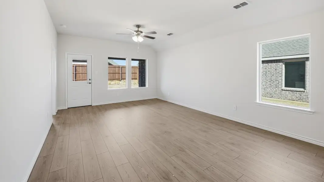 Spacious, unfurnished interior of a new home in Silverado, Aubrey (Image 5).