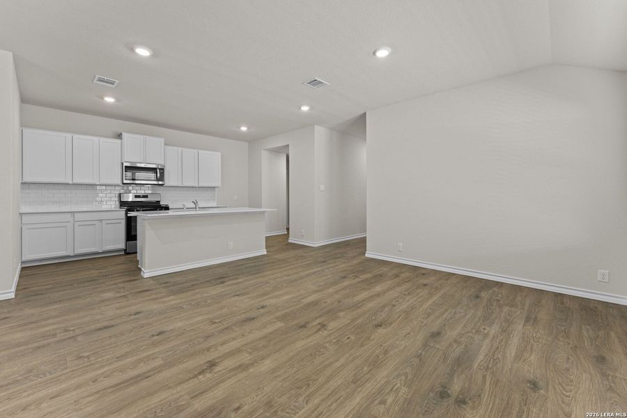 Spacious, unfurnished interior of a new home in Brookstone Creek, San Antonio (Image 10).