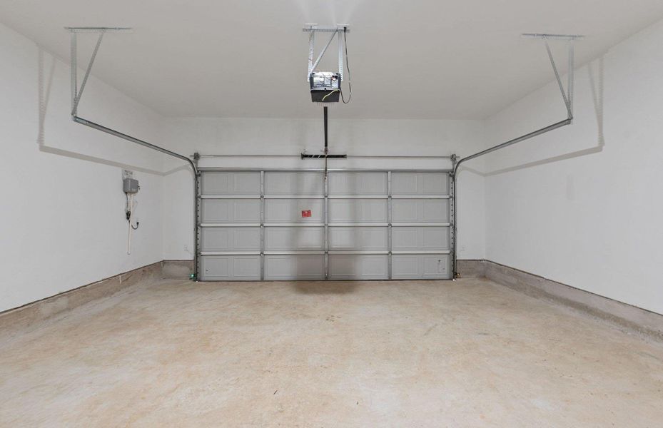 Spacious, unfurnished interior of a new home in Wolf Ranch, Georgetown (Image 18).